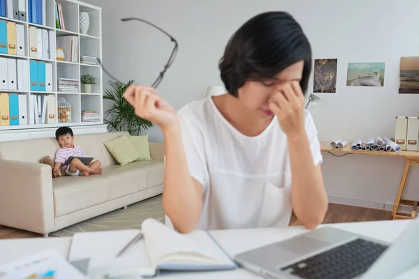 Jongetje Bank Zitten Kijken Naar Zijn Ongelukkig Moe Moeder — Stockfoto