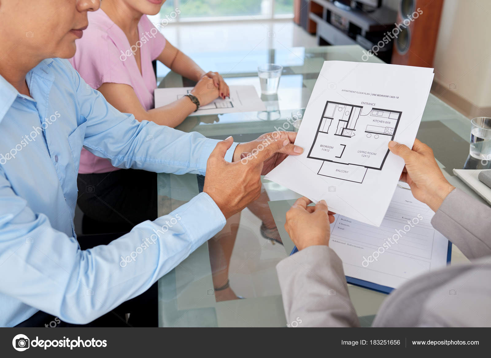 интерактивная графика. яркий блокнот и ручка. стратегическое планирование бизнеса. креативные пазлы. Plan hands.