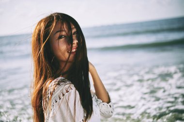 Plaj rüzgar ayakta çırpınan saçları oldukça neşeli kız portresi