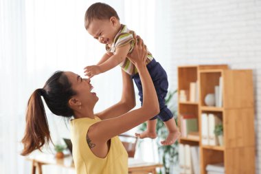 Oğlu ile oynarken Vietnamca genç kadın