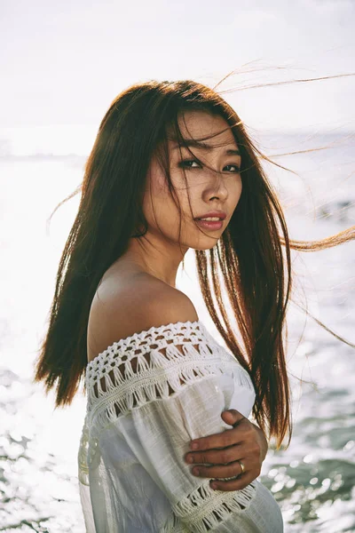 Retrato Atraente Sensual Vietnamita Mulher Com Vento Seu Cabelo Praia — Fotografia de Stock