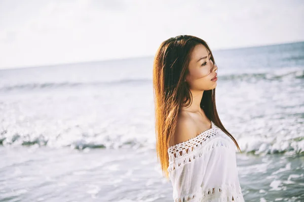 Beautiful Vietnamese Woman Walking Beach — Stock Photo, Image