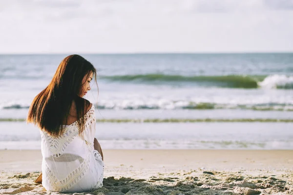 Задній Вид Красивий Єтнамська Жінка Сидячи Пляжі — стокове фото