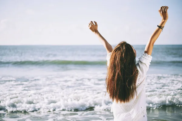 Вид Спереду Молодої Жінки Стоїть Пляжі Піднімає Руки Вгору — стокове фото