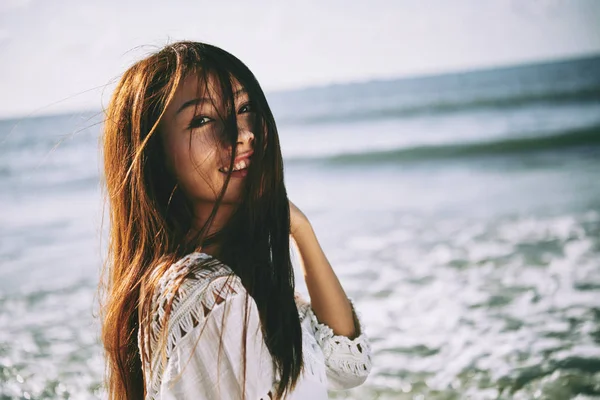 Plaj Rüzgar Ayakta Çırpınan Saçları Oldukça Neşeli Kız Portresi — Stok fotoğraf