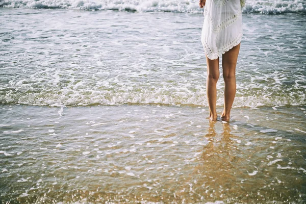 Rear View Barefoot Girl Standing Sea — Stock Photo, Image