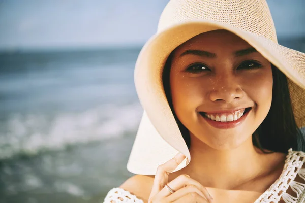 Gezicht Van Lachende Mooie Vietnamese Vrouw Dragen Strooien Hoed Camera — Stockfoto