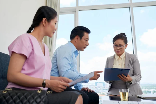 Mature Vietnamese Couple Meeting Financial Consultant Office — Stock Photo, Image