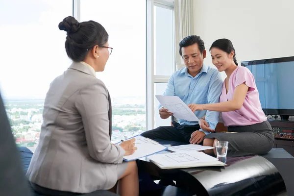 Couple Examinant Plan Leur Nouvelle Maison Réunion Avec Agent Immobilier — Photo