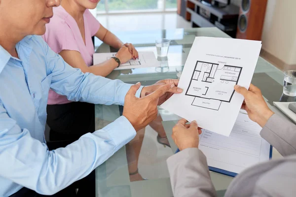 Lägenhet Planritning Händerna Klienten Och Fastighetsmäklare — Stockfoto