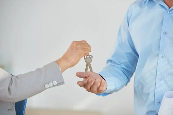 Hand Eines Immobilienmaklers Übergibt Schlüssel Einen Mann — Stockfoto