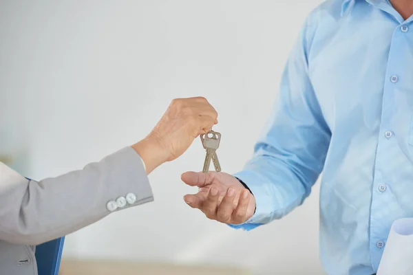 Hand Real Estate Agent Giving Keys Man — Stock Photo, Image