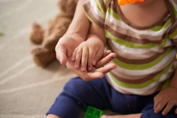 Little Palm Kid Hand His Mother — Stock Photo, Image