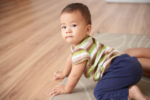 Χαριτωμένο Ασιατικό Παιδί Που Σέρνεται Στο Πάτωμα — Φωτογραφία Αρχείου