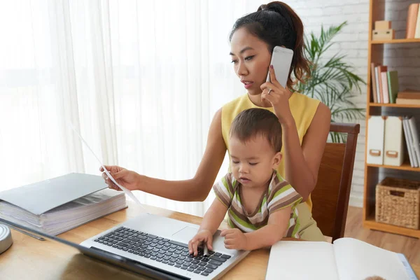 Vietnamesiska Ung Kvinna Som Arbetar Hemifrån Baby Spelar Laptop — Stockfoto