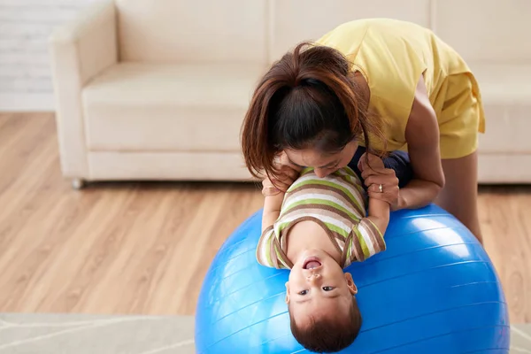 Matka Dítě Dělá Cvičení Fit Ball — Stock fotografie