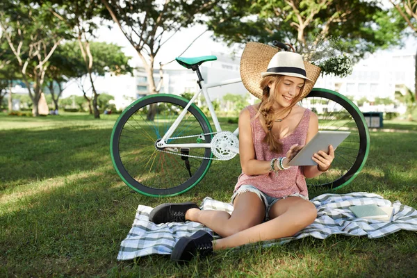 Jolie Jeune Femme Assise Dans Parc Côté Son Vélo Utilisant — Photo