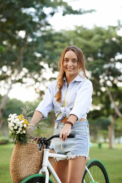 自転車で素敵な若い女性の肖像画 — ストック写真