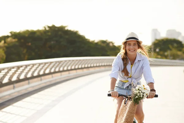 Retrato Menina Feliz Bicicleta Com Flores Cesta — Fotografia de Stock