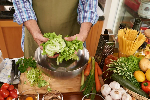 Bijgesneden Afbeelding Van Man Die Salade Zijn Keuken — Stockfoto