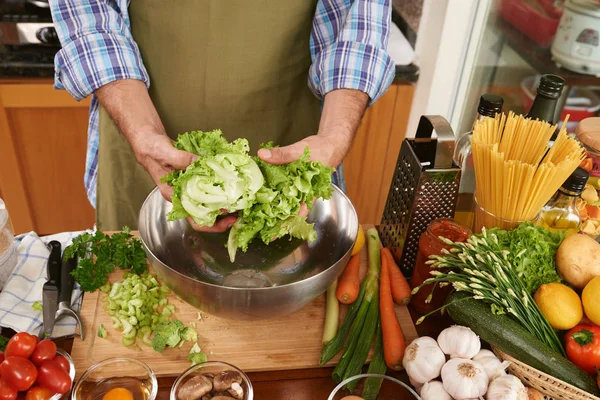 Abgeschnittenes Bild Eines Mannes Der Seiner Küche Salat Zubereitet — Stockfoto