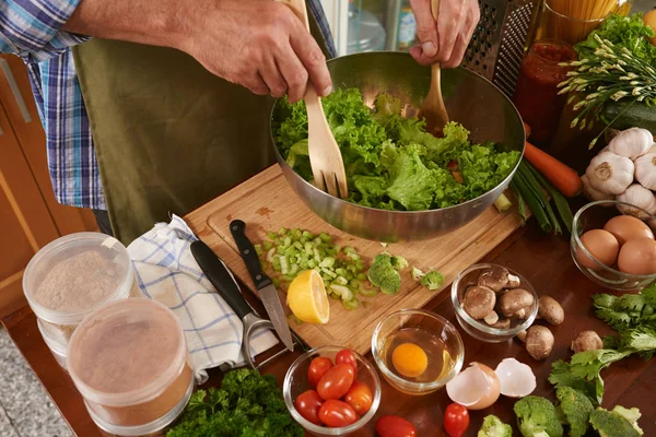 클로즈업 이미지에 야채와 테이블 위에서 사람의 그릇에 샐러드를 — 스톡 사진