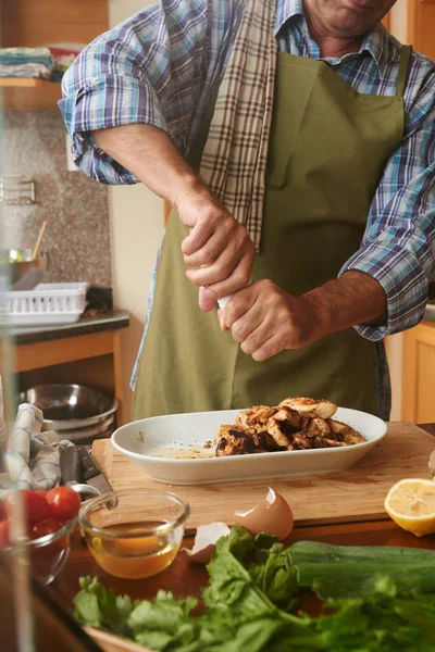 Cropped Image Man Adding Pepper Fried Chicken — Stock Photo, Image