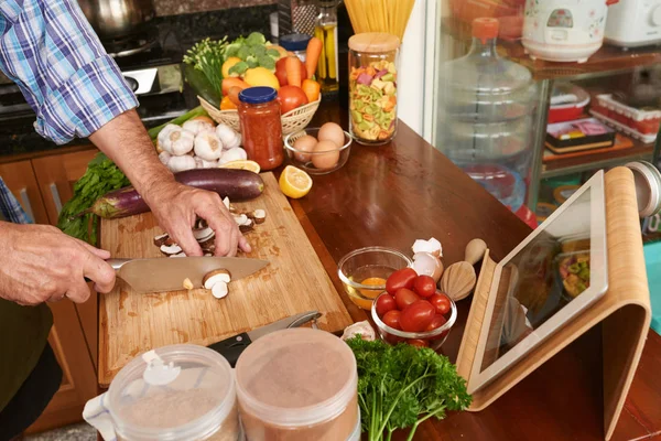 Sağlıklı Yemek Için Adam Kesme Patlıcan Sebze Masada Elinde — Stok fotoğraf