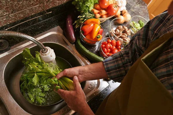 Man Mencuci Seledri Wastafel Dapur Pandangan Dari Atas — Stok Foto