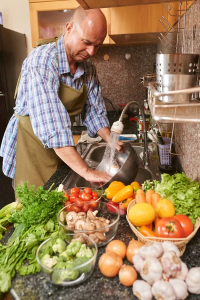 Homem Meia Idade Enxaguando Ingredientes Para Salada Legumes Orgânicos Mesa — Fotografia de Stock