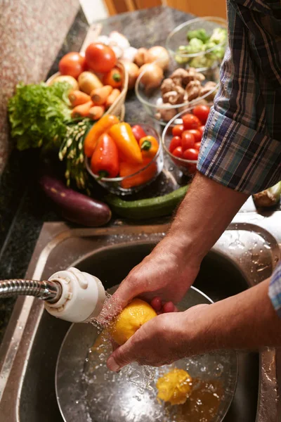 Nahaufnahme Eines Mannes Der Seiner Küche Zitronen Unter Wasser Wäscht — Stockfoto
