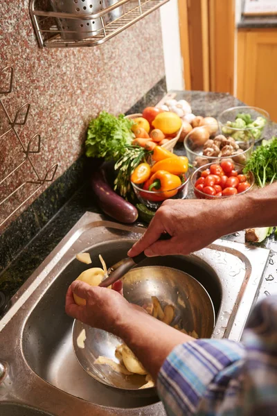 Imagen Cerca Del Hombre Pelando Patatas Para Hacer Plato —  Fotos de Stock