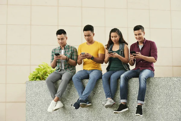 Junge Vietnamesische Menschen Schreiben Sich Sms Statt Miteinander Reden — Stockfoto