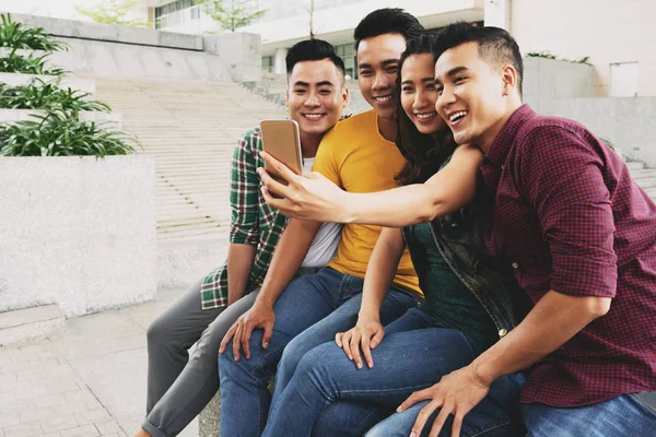 Mujer Joven Vietnamita Tomando Selfie Con Sus Amigos —  Fotos de Stock