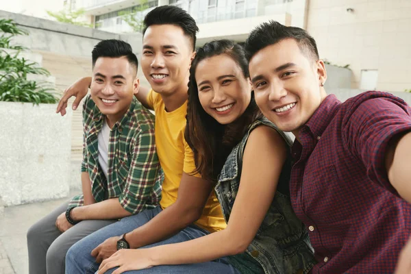 Boldog Vietnami Fiatalok Pózoló Selfie — Stock Fotó