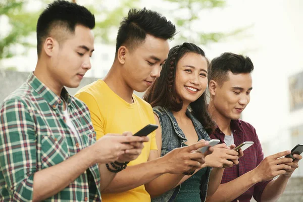 Vrolijke Jonge Mensen Met Behulp Van Mobiele Applicaties Smartphones — Stockfoto