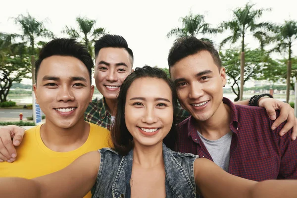 Szczęśliwy Wietnamski Młodych Ludzi Biorąc Selfie Razem — Zdjęcie stockowe