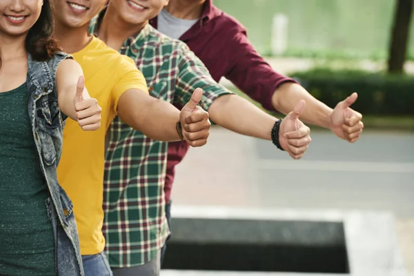 Beskuren Bild Leende Människor Visar Tummen Upp — Stockfoto