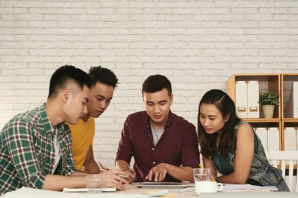 Jovens Vietnamitas Lendo Informações Sobre Tablet Digital — Fotografia de Stock