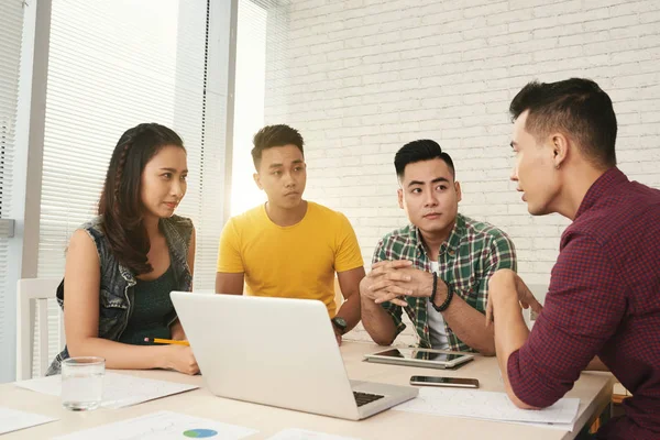 Joven Hombre Vietnamita Diciendo Sus Compañeros Trabajo Nueva Idea Negocio —  Fotos de Stock