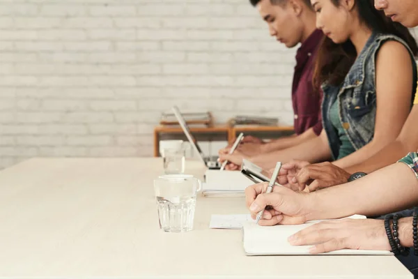 Jóvenes Empresarios Que Trabajan Mesa Oficina —  Fotos de Stock