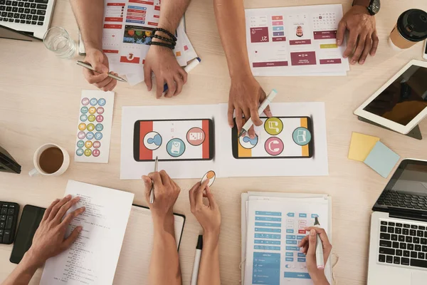 Handen Van Ontwikkelaars Bespreken Van Interface Van Mobiele App Bekijken — Stockfoto