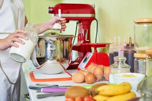 Baker Přidávání Mouky Mísy Robotu Aby Těsto — Stock fotografie