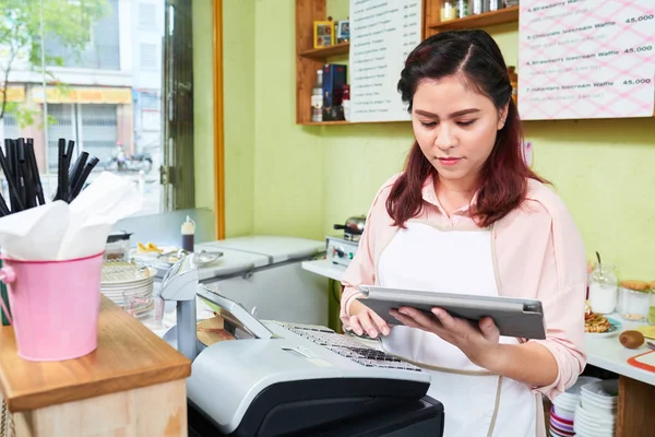 Vrouwelijke Zoetwaren Winkeleigenaar Controleren Van Orders Tablet — Stockfoto