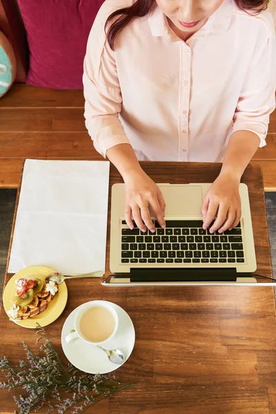 Mujer Joven Tomando Café Postre Cuando Trabaja Ordenador Portátil Cafetería — Foto de Stock