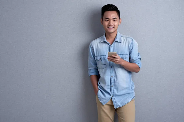 Asiatische Junge Mann Blick Auf Kamera Während Sms Auf Dem — Stockfoto