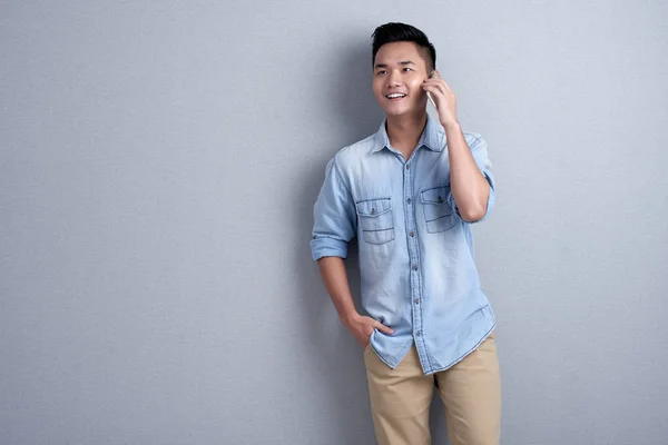 Азіатських Людині Говорити Мобільний Телефон Студії — стокове фото