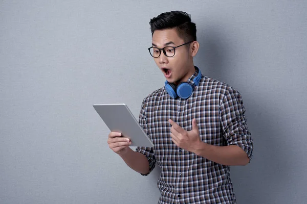 Étonné Jeune Homme Dans Les Lunettes Utilisant Tablette Numérique Tout — Photo