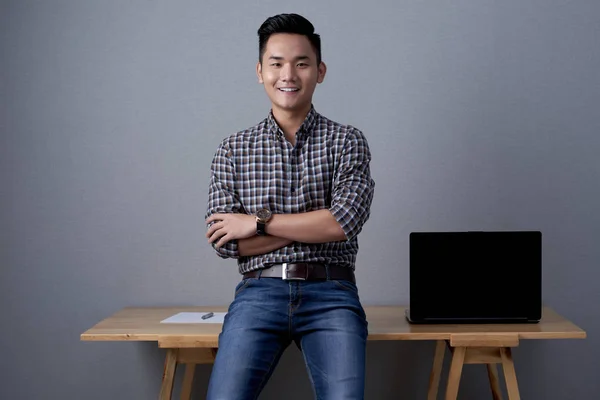Selbstbewusster Junger Geschäftsmann Sitzt Schreibtisch Und Posiert Für Die Kamera — Stockfoto