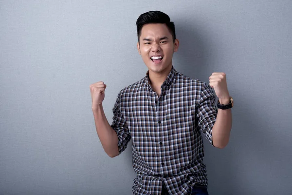 挙手で Triumphing ハンサムなアジア系のビジネスマン — ストック写真